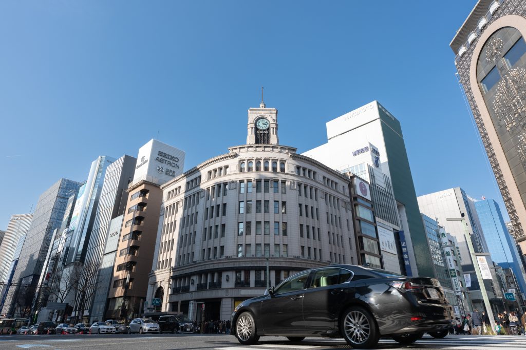 銀座和光の写真。中心に和光があり、その前を車が通っている。