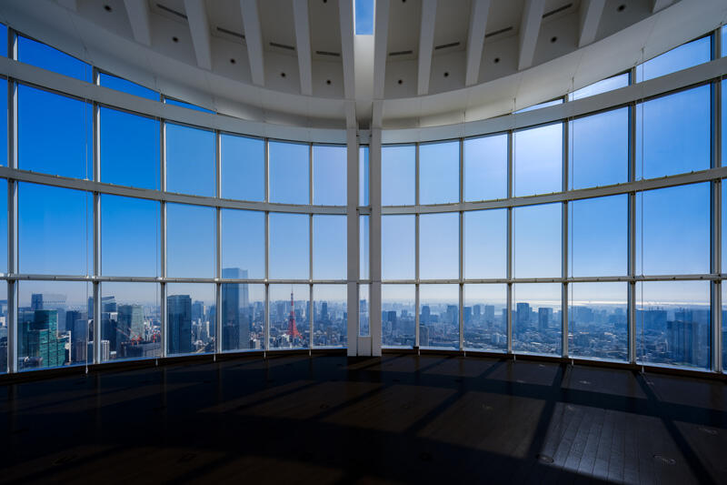六本木ヒルズ（東京シティービュー）からの景色。東京の景色がパノラマ型の窓の奥に見える。真ん中二東京タワー。